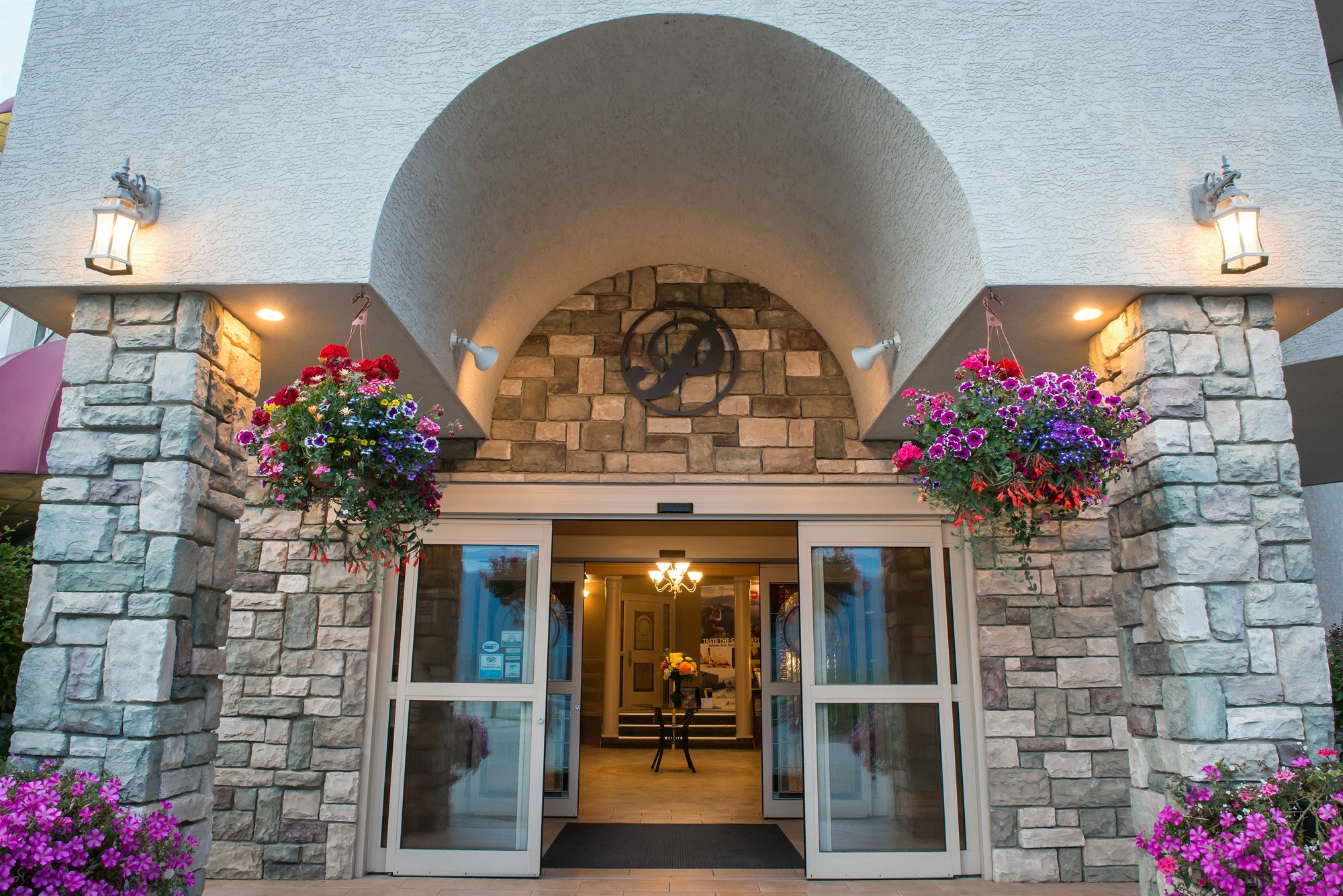 Hilltop Inn - Salmon Arm Buitenkant foto