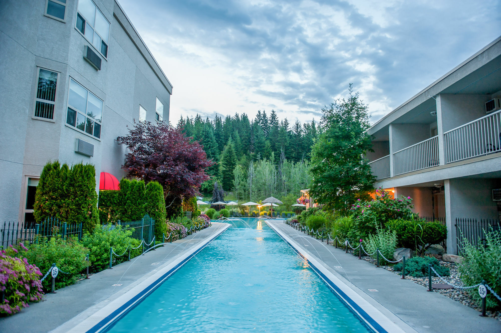 Hilltop Inn - Salmon Arm Buitenkant foto