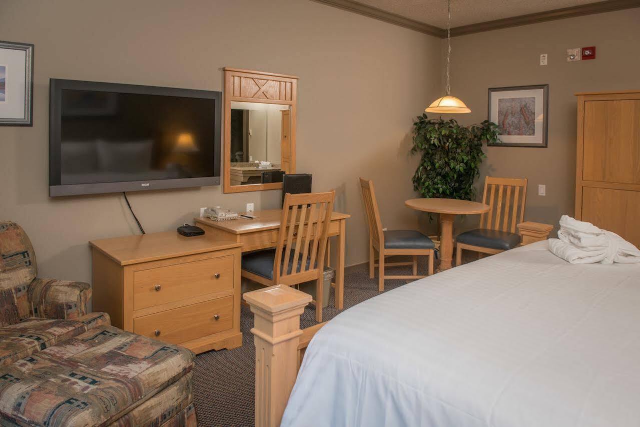 Hilltop Inn - Salmon Arm Buitenkant foto